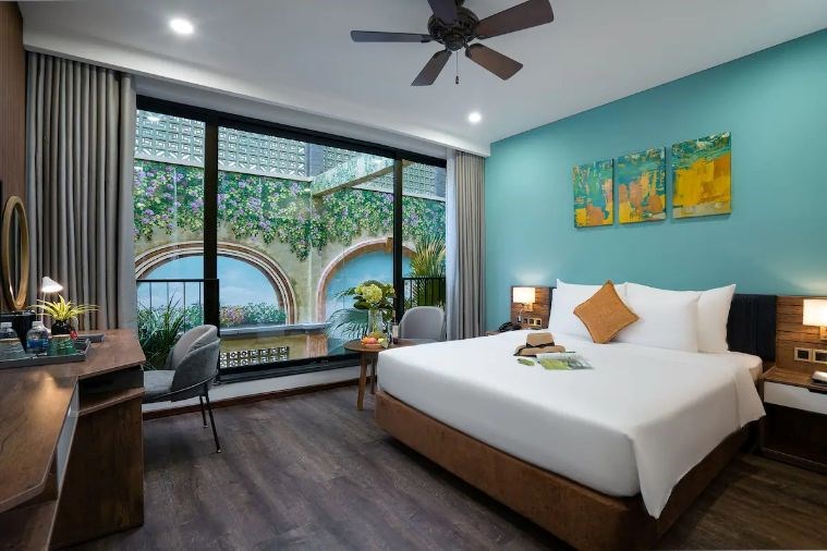 Deluxe King/Twin Pool View